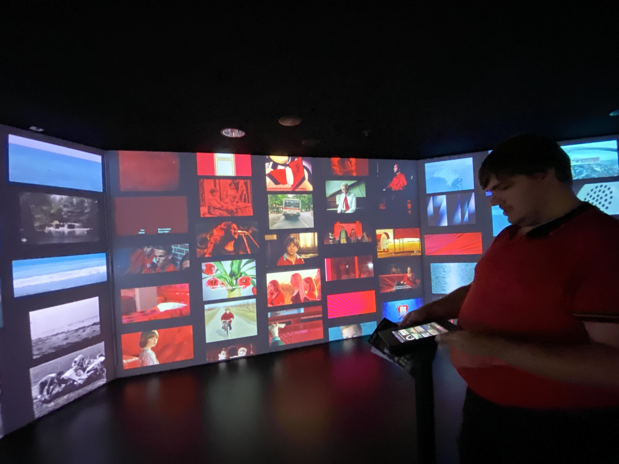 Een bezoeker bekijkt filmbeelden op een scherm. In het Eye Filmmuseum kun je zelf kiezen wat je wilt zien.